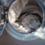 Causas comunes por las que el lavavajillas deja vajilla turbia